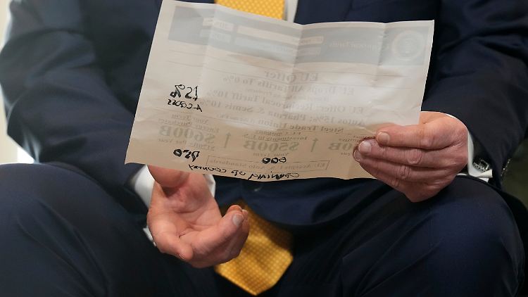 Große Schrift, wenig Klarheit: Trumps Notizen für die Vorstellung des "größten Deals aller Zeiten".