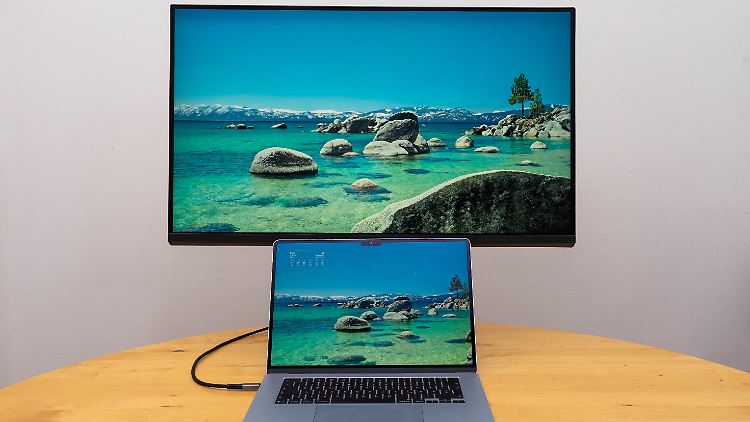 BenQ MA320U und das MacBook-Display arbeiten synchron - auch bei der Farbdarstellung.