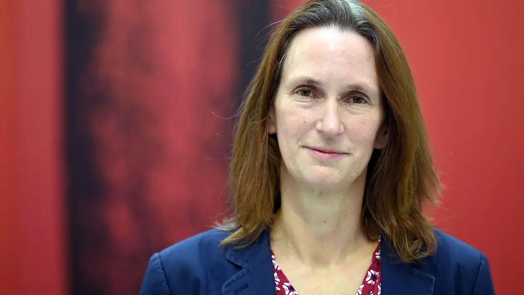 Mirjam-Kruppa-Buendnis90-Die-Gruenen-steht-im-Thueringer-Ministerium-fuer-Migration-Justiz-und-Verbraucherschutz