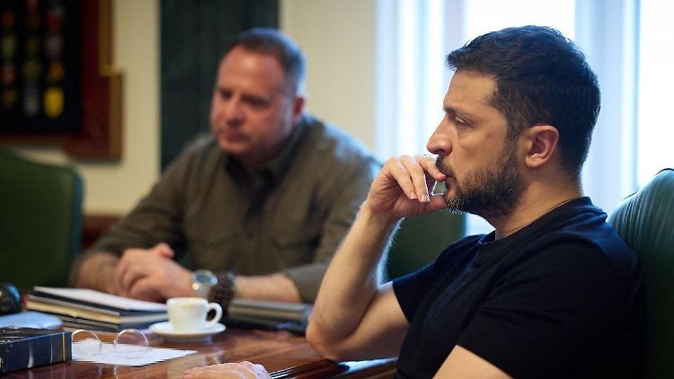 Die Regierung um Staatschef Wolodymyr Selenskyj (r.) hat nun ein Jahr lang Zeit, um drei Reformen doch noch umzusetzen.