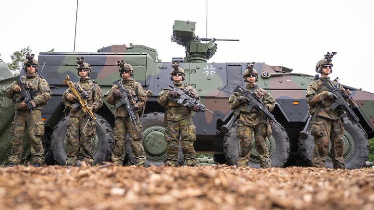 Unter anderem solche Boxer-Panzer sollen angeschafft werden.
