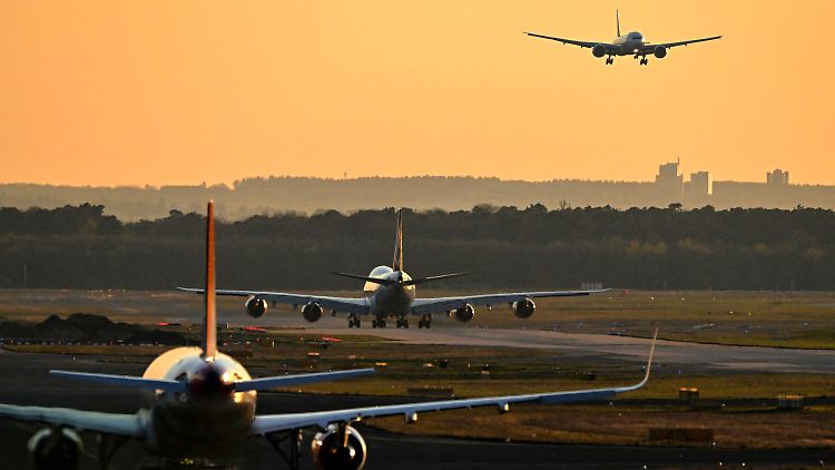 Mit dem Flugzeug in den Urlaub - das ist und bleibt in Deutschland verhältnismäßig teuer.