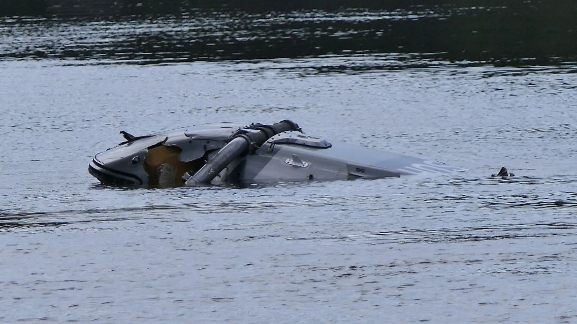 Der Hubschraube war in der Nähe von Grimma in einen Fluss gestürzt. Inzwischen wurden Trümmerteile geborgen.