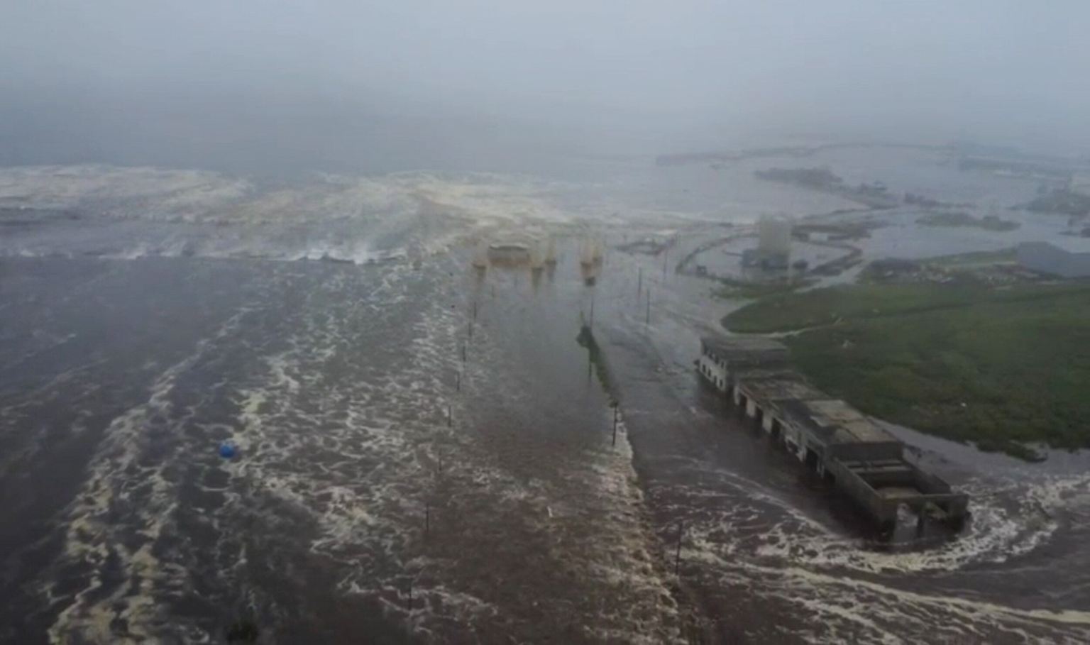 Eines der schwersten jemals aufgezeichneten Erdbeben hat die dünnbesiedelte Ostküste Russlands getroffen und zu Tsunamiwarnungen im gesamten Pazifikraum geführt. 
