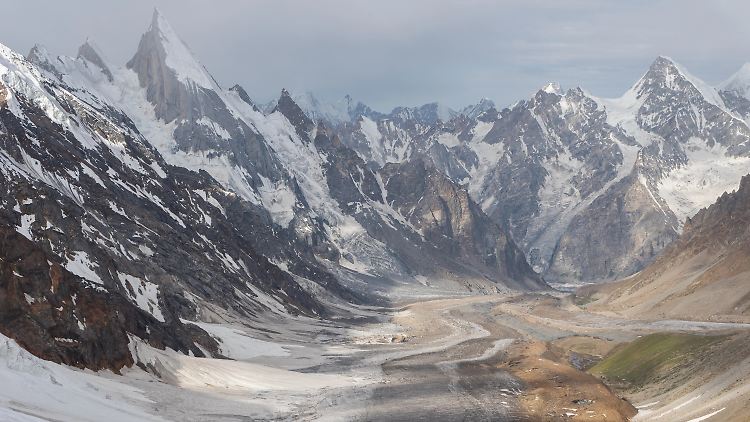 Selbst im Sommer bestehen im Karakorum-Gebirge hohe Risiken durch Lawinen und Unwetter, weswegen es dort immer wieder zu schweren Unfällen kommt.