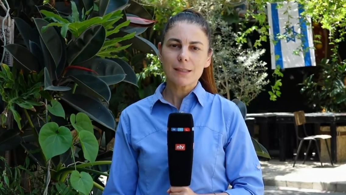 Raschel Blufarb.jpg
