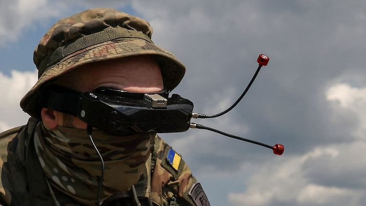 Ein ukrainischer Soldat beim Drohnentraining.