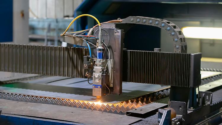 Per Laser kann man nicht nur Metall bearbeiten, sondern auch Bratwürstchen zubereiten, hat Dina Reit bewiesen.