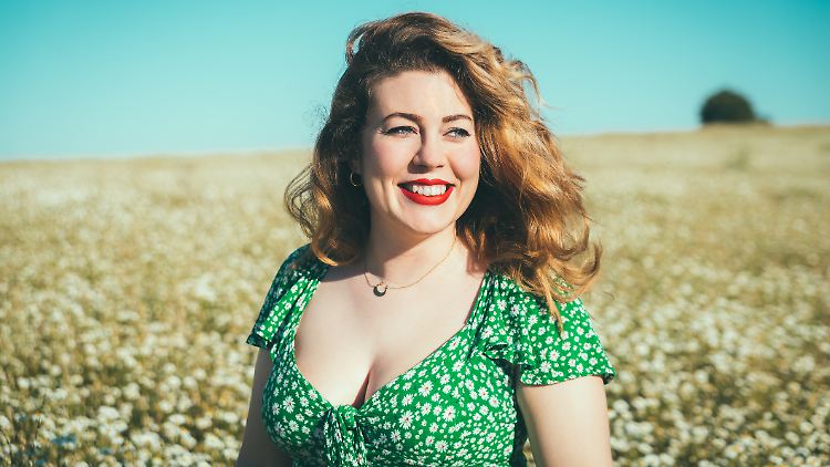 Ob Maxi, Hemdkragen oder Leo-Print: Mit diesen Kleidern rocken kurvige Frauen den Sommer und ihre Kurven.