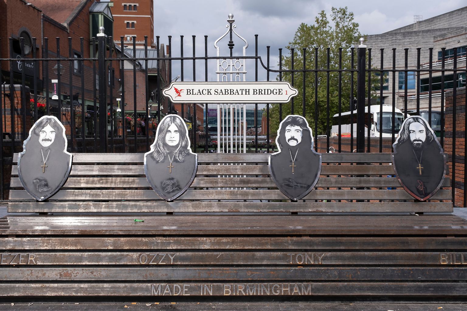 Eigentlich sieht die Black Sabbath Bench und Bridge auf der Broad Street in Birmingham so aus, doch ...