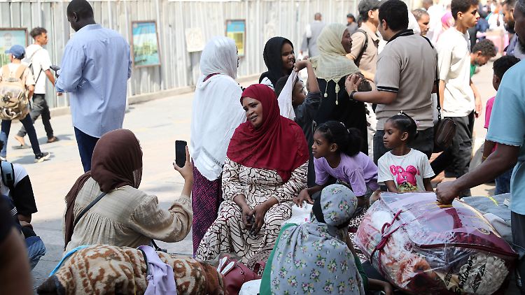 Sudanesen beim Verlassen der ägyptischen Hauptstadt Kairo in Richtung ihrer Heimat.