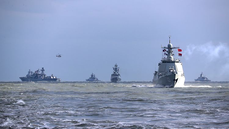 Chinesische und russische Kriegsschiffe nehmen Ende Dezember 2022 an einer gemeinsamen Marineübung im Ostchinesischen Meer teil.