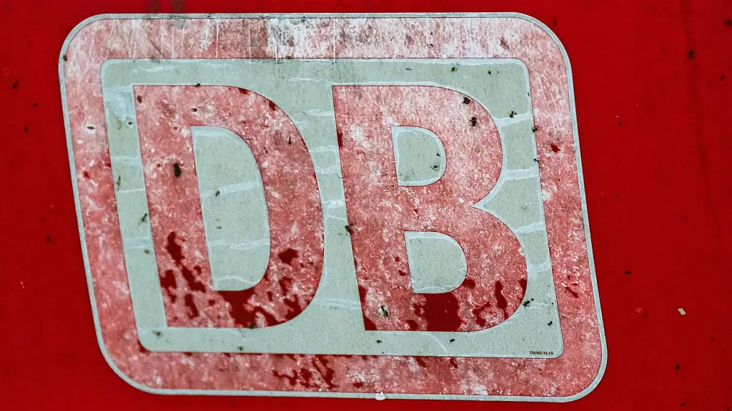 Ein-ausgeblichenes-Logo-der-Deutschen-Bahn-DB-klebt-auf-einer-Lok-der-Deutschen-Bahn