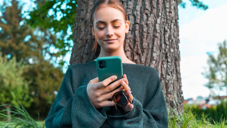 Smartphones mit großer Ausdauer: Manche Geräte halten selbst bei Dauerbetrieb deutlich länger durch als andere.