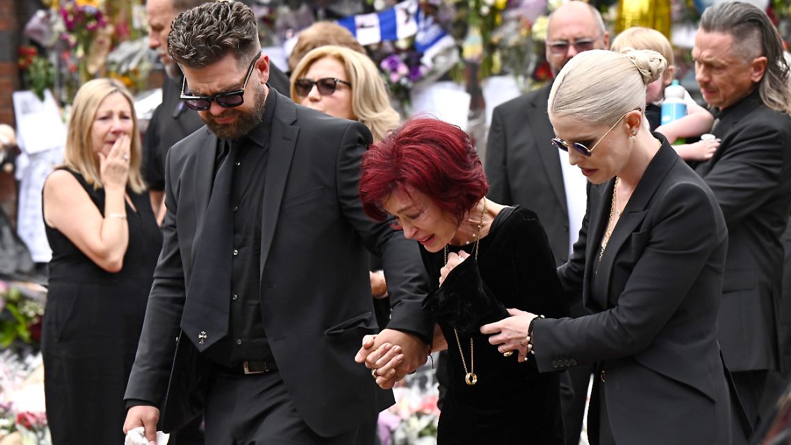 ... Jack und Kelly müssen weinend ihre von der Trauer gezeichnete Mutter Sharon stützen. Auch ...