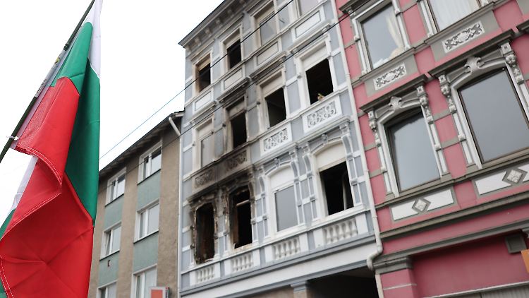 Schwere Schäden an dem Haus in Solingen, in dem eine aus Bulgarien stammende Familie ums Leben kam.