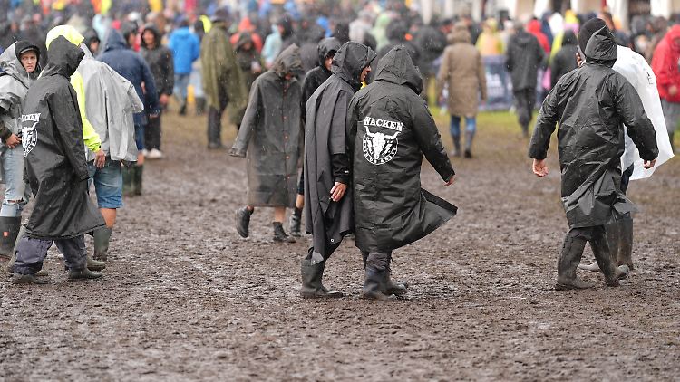 Des Wacken-Gängers wichtigstes Kleidungsstück: der Regenponcho. 