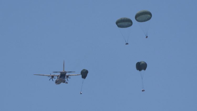 Bislang schicken Jordanien, die Vereinigten Arabischen Emirate und Ägypten Flugzeuge mit Hilfsgütern. Deutschland und Frankreich planen Abwürfe.