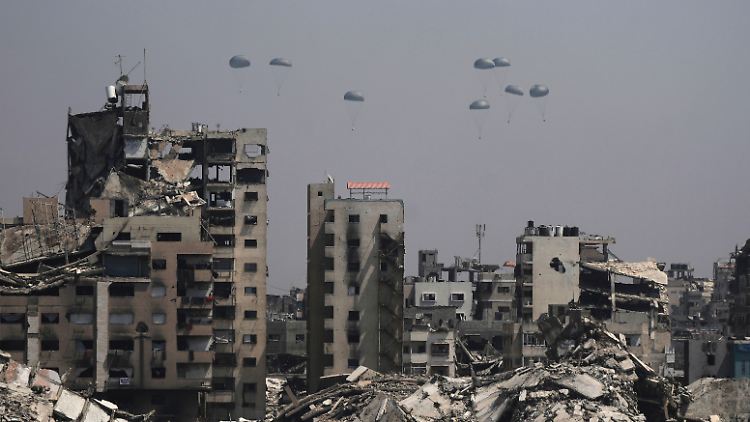 Im weitgehend zerstörten Gazastreifen landen inzwischen Hilfslieferungen aus der Luft. Doch diese reichen nicht aus.