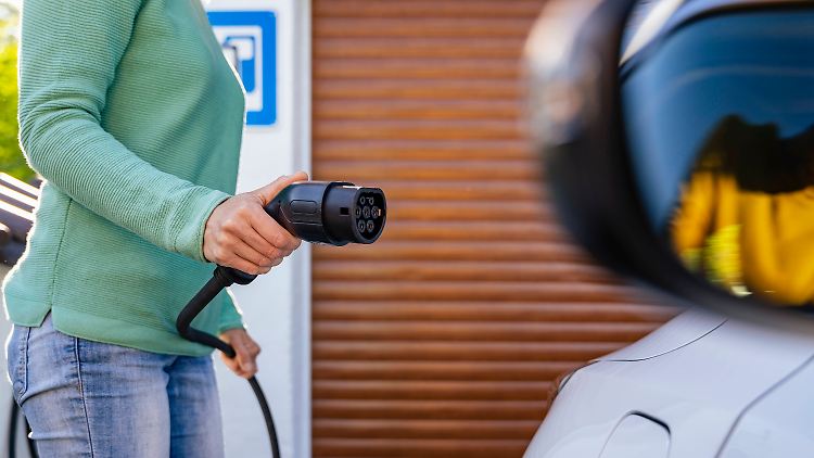 Frauen sind laut einer Umfrage skeptischer gegenüber  Elektroautos.