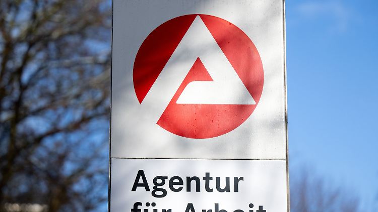 Die Unternehmen seien weiter zurückhaltend bei der Meldung neuer Stellen, heißt es.
