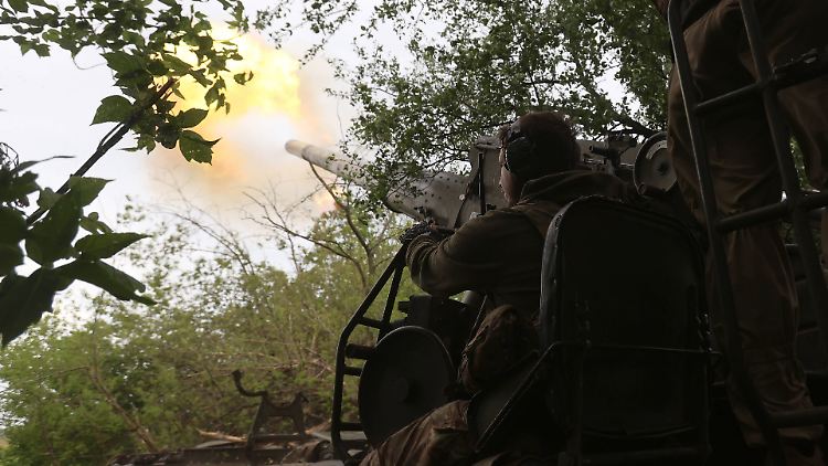 Ukrainische Artilleristen feuern Ende Mai mit einer Selbstfahrhaubitze auf russische Stellungen in der Nähe der Stadt Tschassiw Jar in der Region Donezk.