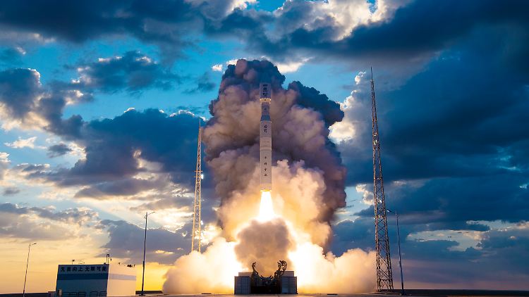 Mit Hexastickstoff oder N6 könnten in Zukunft Raketen angetrieben werden, glauben die Forscher - ganz ohne Feuerschweif und schädliche Emissionen.