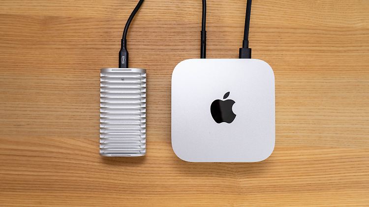 Neben einem Mac mini M4 Pro wirkt die Terramaster D1 SSD Plus relativ groß.