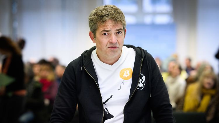 "Querdenken"-Gründer Michael Ballweg saß monatelang in U-Haft - begleitet von Protesten dagegen.