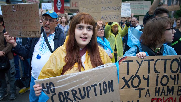 Ein eilig verabschiedetes Gesetz vergangene Woche hatte die Demonstrationen ausgelöst. 
