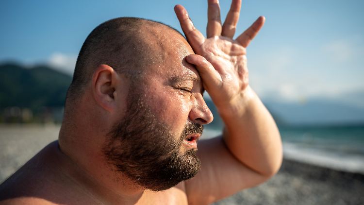 Körperlicher Stress bei Hitze kann die Psyche beeinträchtigen - möglicher Ausgangspunkt für aggressives Verhalten.