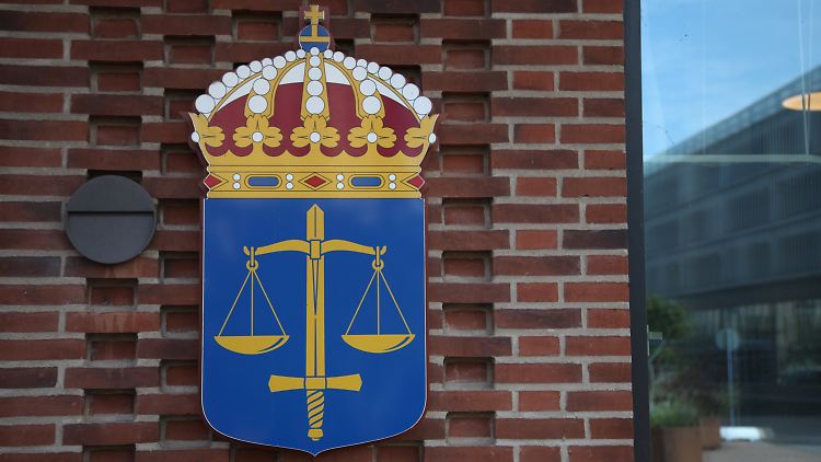 Der Verurteile sitzt derzeit in Frankreich in Haft, für den jüngsten Prozess wurde er vorübergehend nach Schweden gebracht. 