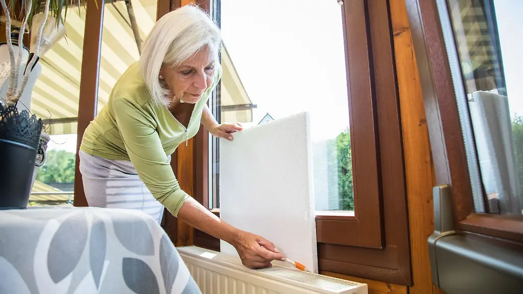 Die-Wand-hinter-einem-Heizkoerper-laesst-sich-mit-Daemmstoffplatten-isolieren-und-so-geht-weniger-Heizwaerme-verloren