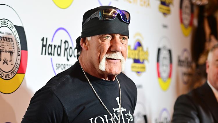 Rund eine halbe Stunde lang versuchten Ersthelfende, Hulk Hogan wiederzubeleben.