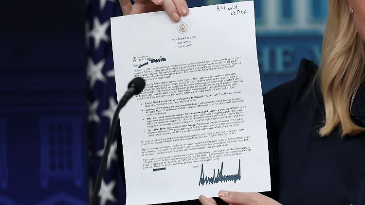 Trumps Sprecherin Leavitt hält den Brief an Eli Lilly in die Kameras.