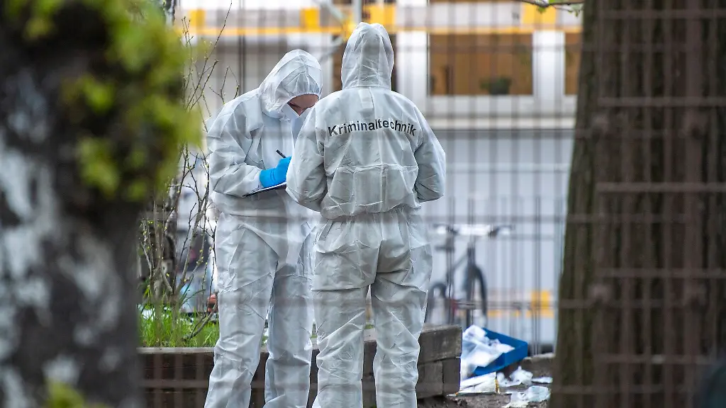 Mitarbeiter-der-Kriminaltechnik-stehen-in-der-Naehe-der-Schule-in-Neukoelln
