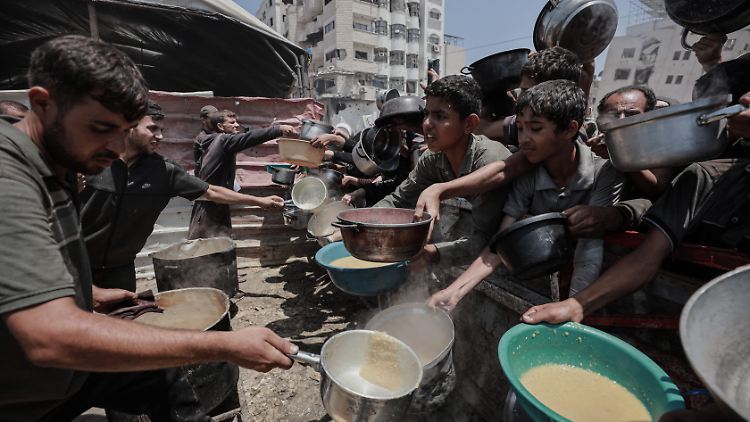 Palästinenser bei einer Nahrungsmittelvergabe in Gaza-Stadt. 