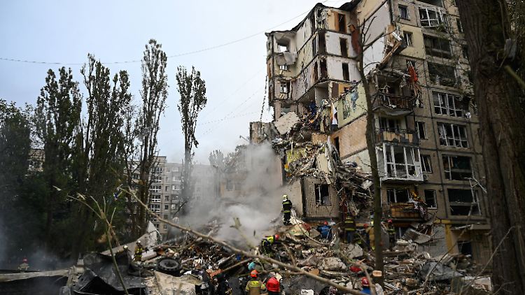 Im Kiewer Stadtteil Swjatoschynskyj wurde in der Nacht zu Donnerstag bei russischen Angriffen auch ein neunstöckiges Wohnhaus getroffen. 