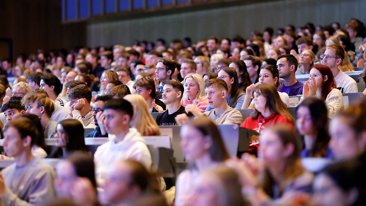 Das Deutsche Studierendenwerk sieht Reformbedarf. "Das Bafög schwächelt seit langem; es ist zu niedrig und erreicht zu wenig Studierende", sagte Sprecher Stefan Grob. "Das Bafög muss höher, einfacher und digitaler werden."
