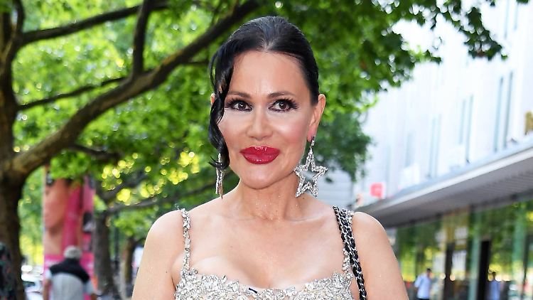 Hier zeigt Djamila Rowe ein bisschen Haut im transparenten Spitzenkleid, demnächst gibt es wohl mehr von ihr zu sehen.