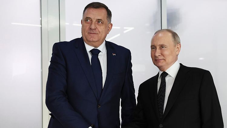 Putin (r.) empfing im April den per internationalem Haftbefehl gesuchten bosnischen Serbenführer Dodik.