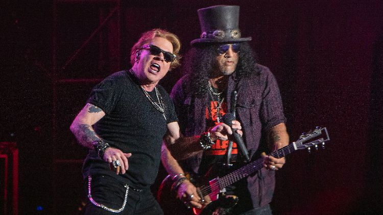 Sänger Axl Rose (l.) und Gitarrist Slash (hier auf einem Foto von 2023) heizten dem Wacken-Publikum über drei Stunden ein.