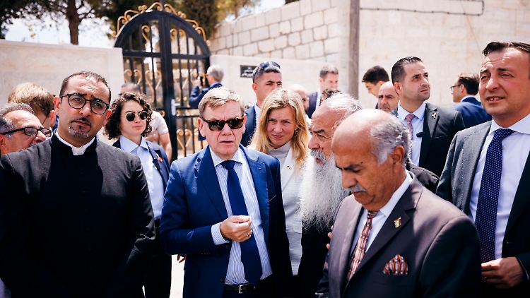 Außenminister Wadephul (M.) in Taybeh.