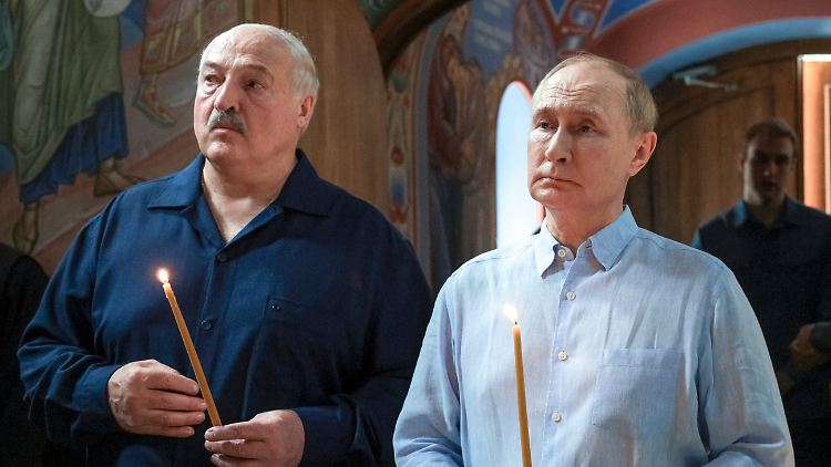 Putin (r.) mit seinem Verbündeten Lukaschenko auf der Klosterinsel Walaam.