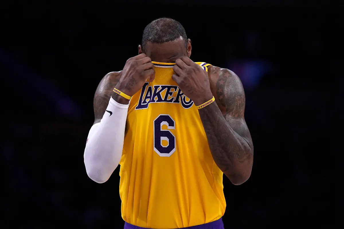 2023-01-17T091349Z-1586614658-19804172-RTRMADP-3-BASKETBALL-NBA-LAL-HOU