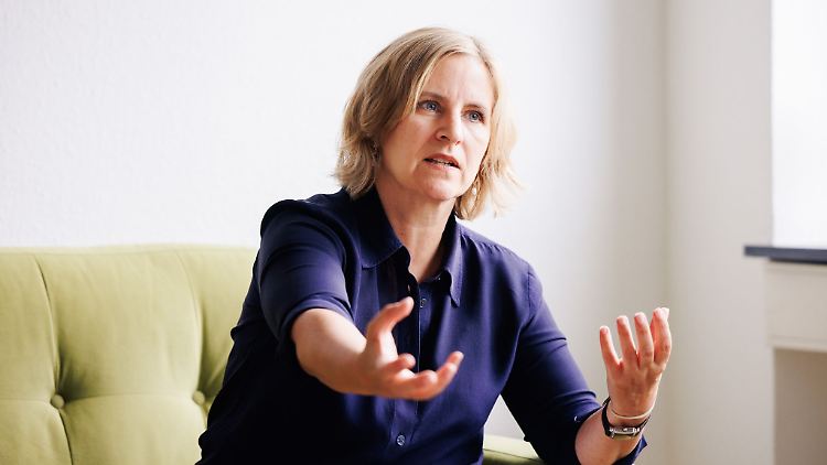 Ministerin Katrin Eder (Grüne) will an allen größeren Bahnhöfen Mobilitätsstationen aus einem Guss.