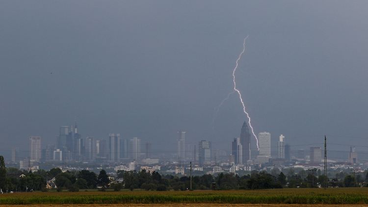 Ein Blitz erhellt Frankfurt am Main.
