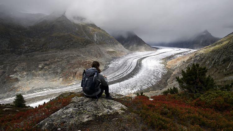 Trübe Aussichten: Eine Wanderin blickt im Herbst 2023 auf den Schweizer Aletschgletscher oberhalb der Bettmeralp im Wallis.