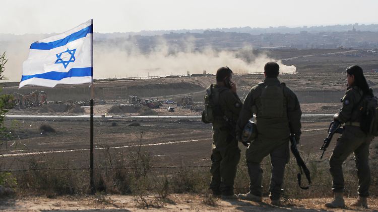 Israelische Soldaten beobachten den nördlichen Teil des Gazastreifens.