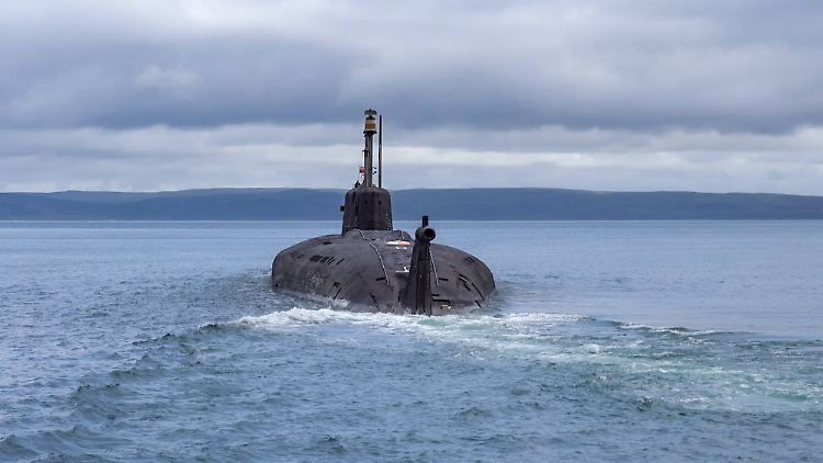 Ein russisches Atom-U-Boot durchkreuzt die Barentssee.